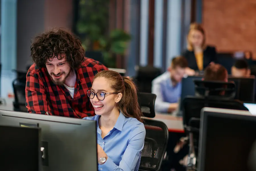 Business people collaborating on a laptop